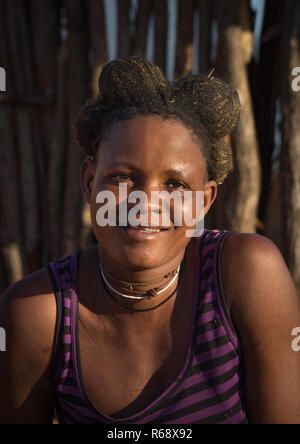 Nguendelengo femme tribu avec la province de Namibe, coiffure traditionnelle, Capangombe, Angola Banque D'Images