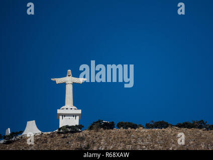 Statue du Cristo Rei surplombant la ville, la province de Huila, Lubango, Angola Banque D'Images