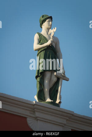 Statues en haut d'un vieux bâtiment colonial portugais, la Province de Luanda, Luanda, Angola Banque D'Images