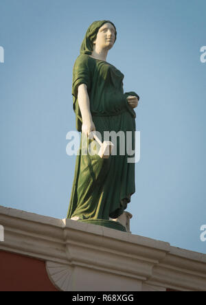 Statues en haut d'un vieux bâtiment colonial portugais, la Province de Luanda, Luanda, Angola Banque D'Images