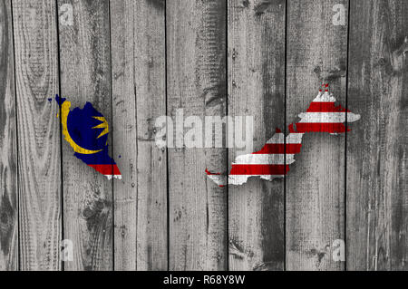 La carte et l'étendard de la Malaisie au Weathered Wood Banque D'Images