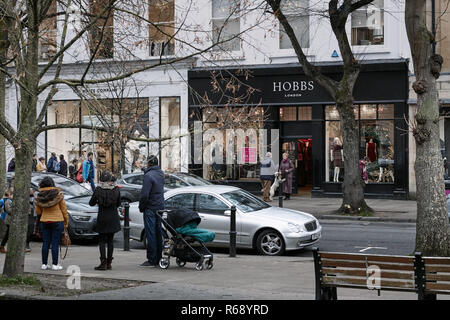 Les consommateurs et les piétons. La Promenade, Cheltenham. Banque D'Images