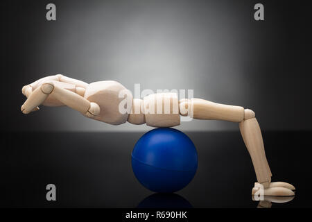 Ce mannequin de bois d'entraînement sur Fitness Ball Banque D'Images