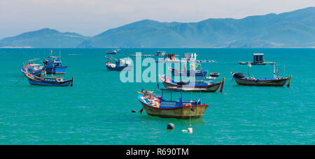 Littoral vietnamien avec vue sur la mer de Chine à Nha Trang Viêt Nam avec un océan turquoise et bateaux de pêche. Banque D'Images