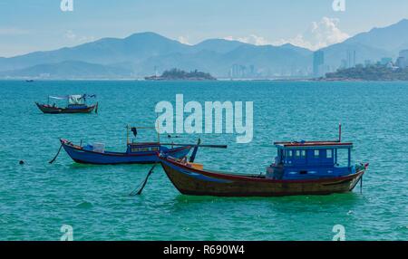 Littoral vietnamien avec vue sur la mer de Chine à Nha Trang Viêt Nam avec un océan turquoise et bateaux de pêche. Banque D'Images