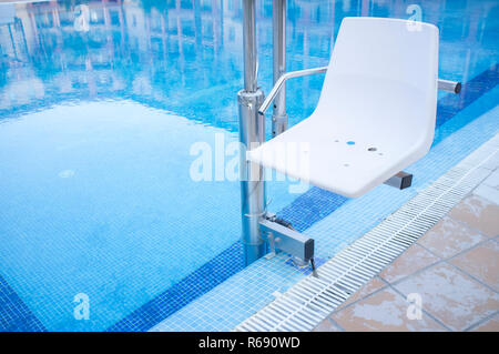 Piscine Ascenseur pour personnes à mobilité réduite l'accès à la piscine Banque D'Images