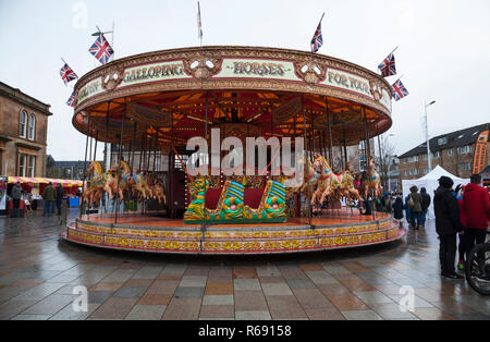 Carousel horse merry go round avec chevaux galopant à fête foraine au Festival d'hiver, Helensburgh, Argyll, Scotland Banque D'Images