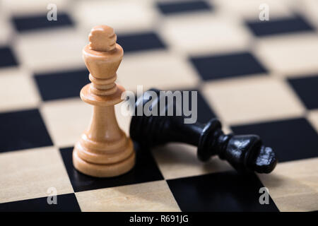 King Chess Piece sur partie d'Échecs Banque D'Images