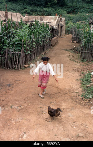 Le nord de la Chine située dans Waoning 1980 Province de maisons en pierre où jeune fille a le pouvoir d'un canard Banque D'Images