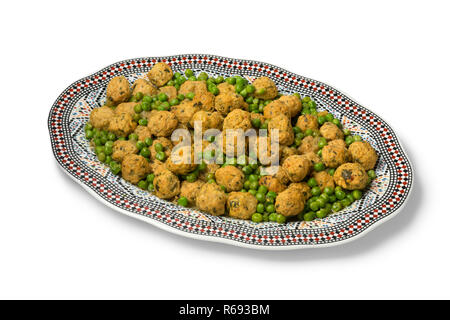 Plat avec style marocain poulet haché et les pois verts boules isolé sur fond blanc Banque D'Images