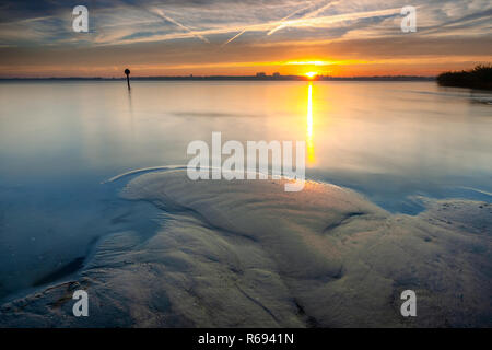 Matin intense scène avec de belles couleurs et velouté. eau misty Une longue exposition photo avec vue sur la côte de Harderwijk Banque D'Images