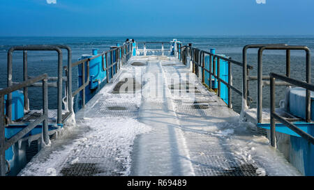 Pont d'atterrissage sur la mer Baltique en hiver