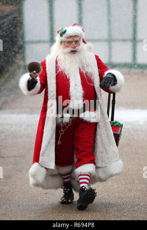 Un homme habillé en père Noël arrive à Kensington Palace, Londres, où le duc et la duchesse de Cambridge ont organisé une fête de Noël pour les familles et les enfants de militaires déployés à partir de la RAF Coningsby et RAF Marham servant à Chypre. Banque D'Images