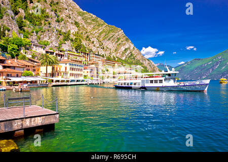 Bateau de tourisme à Limone sul Garda port pittoresque Banque D'Images