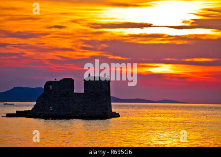 Sukosan vieille ruine sur la mer, vue sur le coucher de soleil Banque D'Images