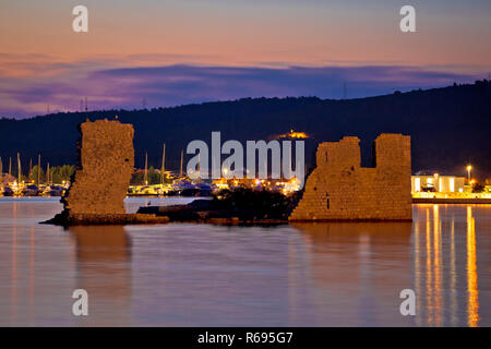 Sukosan vieille ruine sur la mer, vue sur le coucher de soleil Banque D'Images