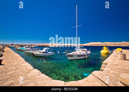 Bateau flottant sur la mer turquoise dans canal Velebit Banque D'Images