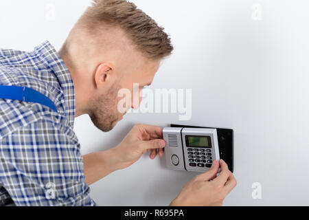 L'installation de système de sécurité réparateur Banque D'Images