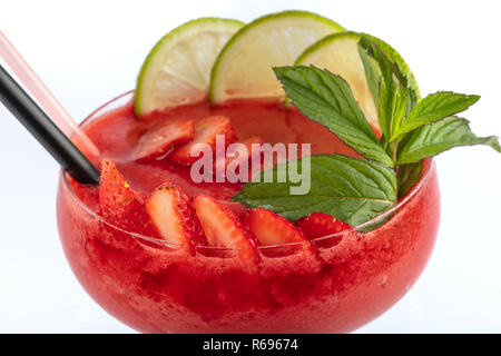 Frozen strawberry margarita margarita cocktail en verre isolé sur fond blanc Banque D'Images