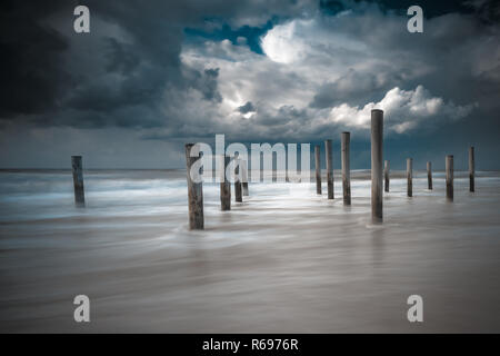 Près de la ville côtière de l'oeuvre 'chapeaux' aux Pays-Bas. Un nuage flottant d'air avec une contre-lumière et misty mer. Plage avec du beau temps pendant un Banque D'Images