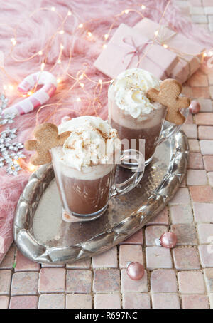 Chocolat chaud avec de la crème fouettée Banque D'Images