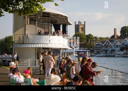 Les membres et leurs invités dans l'enceinte des stewards au Henley Royal Regatta avec Saint Mary's Church, Henley-on-Thames, dans l'arrière-plan Banque D'Images