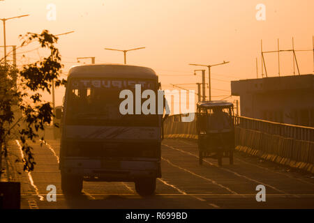 Circulation de la ville au coucher du soleil à Jaipur, Rajasthan, Inde Banque D'Images
