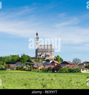 Paysage de printemps avec l'église catholique et rural petit village bavarois Banque D'Images