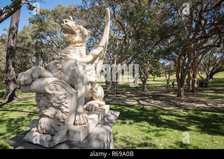L'une des deux statues de type gryphonic (Griffons) qui gardent l'entrée du Parc du Centenaire à Paddington, Sydney Australie Banque D'Images