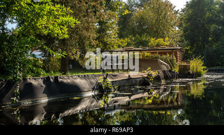 Canal d'eau dans le jardin ville nouvelle Venise à Berlin Banque D'Images