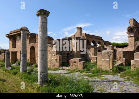 Rome. L'Italie. Ostia Antica. Bâtiment de la chars chars sur rue. Caseggiato degli Aurighi, Cardo degli Aurighi. Regio III - Insula X - C Banque D'Images