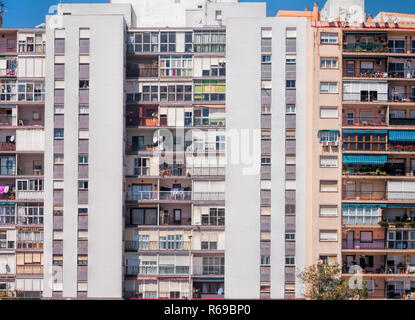 Vue frontale d'un bâtiment de grande hauteur avec balcons et Residencial auvents à Algeciras, Espagne Banque D'Images