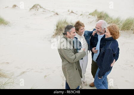 Strandszene, Portrait, 2 Paare im Alter von 30 - 60 bekleidet Freizeitkleidung, mit, verwalten sich in den Duenen Banque D'Images