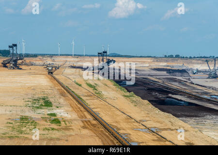 Les morts-terrains, de pelle pelles de charbon et d'un convoyeur dans une mine à ciel ouvert Banque D'Images