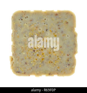 Vue de dessus d'un gâteau de viande nourriture pour oiseaux sauvages de rognon rendu isolé sur un fond blanc. Banque D'Images