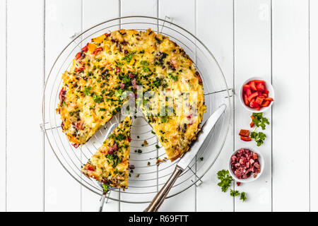 Petit-déjeuner sain, l'alimentation d'oeufs farcis omelette aux légumes et bacon Banque D'Images