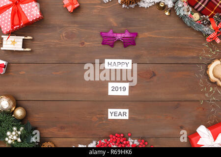 L'année 2019 heureuse. Lunettes fantaisie isolé sur la table view close-up Banque D'Images