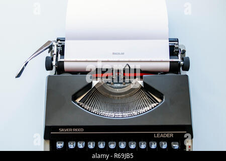 1980 Silver Reed Chef Vintage Machine à écrire manuelle, 'Chapitre' tapé sur papier blanc Banque D'Images
