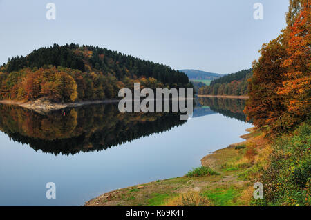 L'automne à la Aggertalsperre Aggertal Banque D'Images