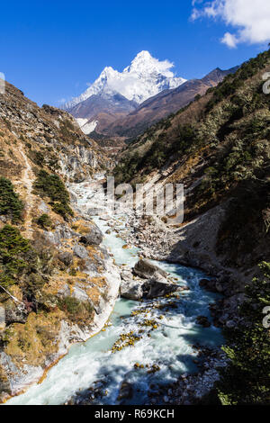 Vue sur l'Ama Dablam et une rivière glaciaire, Camp de base de l'Everest trek, parc national de Sagarmatha (Népal) Banque D'Images