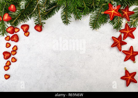 Fond de Noël avec sapin, cœurs et rouge brillant étoile sur table béton gris. Vue de dessus avec l'exemplaire de l'espace. Banque D'Images