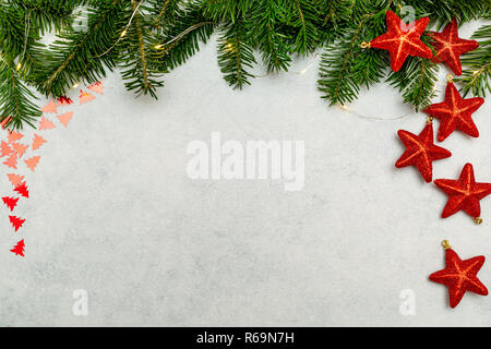 Fond de Noël avec sapin et rouge brillant étoile sur table béton gris. Vue de dessus avec l'exemplaire de l'espace. Banque D'Images