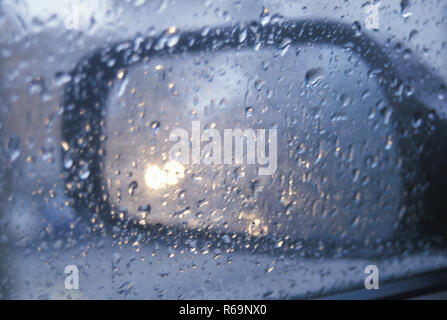 Gouttes de pluie sur rear view mirror Banque D'Images