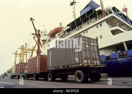 Les conteneurs d'expédition, le chargement au port de haldia, West Bengal, India Banque D'Images