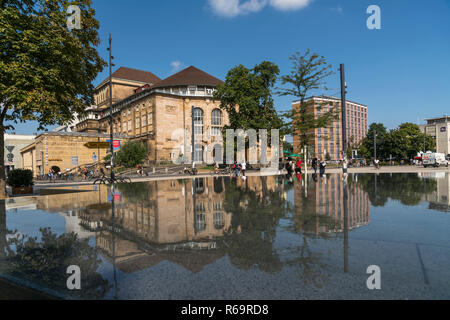 Fontaine sur la place de l'ancienne synagogue et Théâtre de la ville de Freiburg im Breisgau, Forêt-Noire, Bade-Wurtemberg, Allemagne Banque D'Images