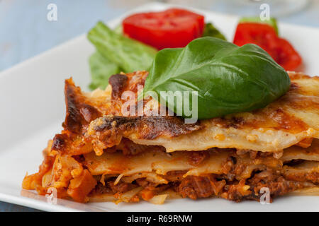 Lasagne italien frais sur une plaque Banque D'Images