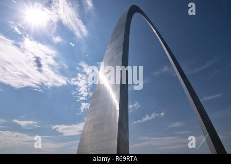 Vue la Gateway Arch, porte de l'Ouest, le centre-ville, St Louis, Missouri, USA Banque D'Images