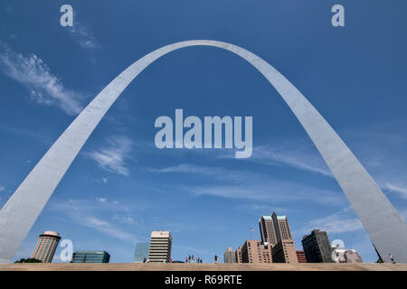 Vue la Gateway Arch, porte de l'Ouest, le centre-ville, St Louis, Missouri, USA Banque D'Images