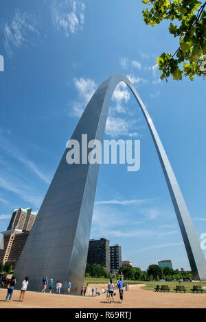 Vue la Gateway Arch, porte de l'Ouest, le centre-ville, St Louis, Missouri, USA Banque D'Images