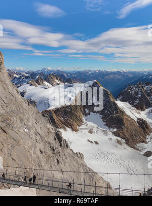 Mt. Titlis, Suisse - 12 octobre 2015 : vue depuis le sommet de la montagne, Titlis Cliff Walk suspension bridge avec des gens sur-le sur la partie inférieure Banque D'Images